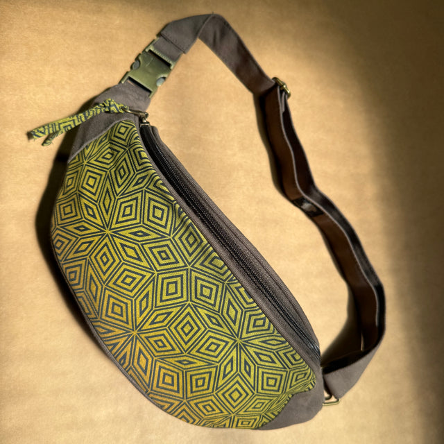 Penrose Cubes Gradient - Fanny Pack - Moka