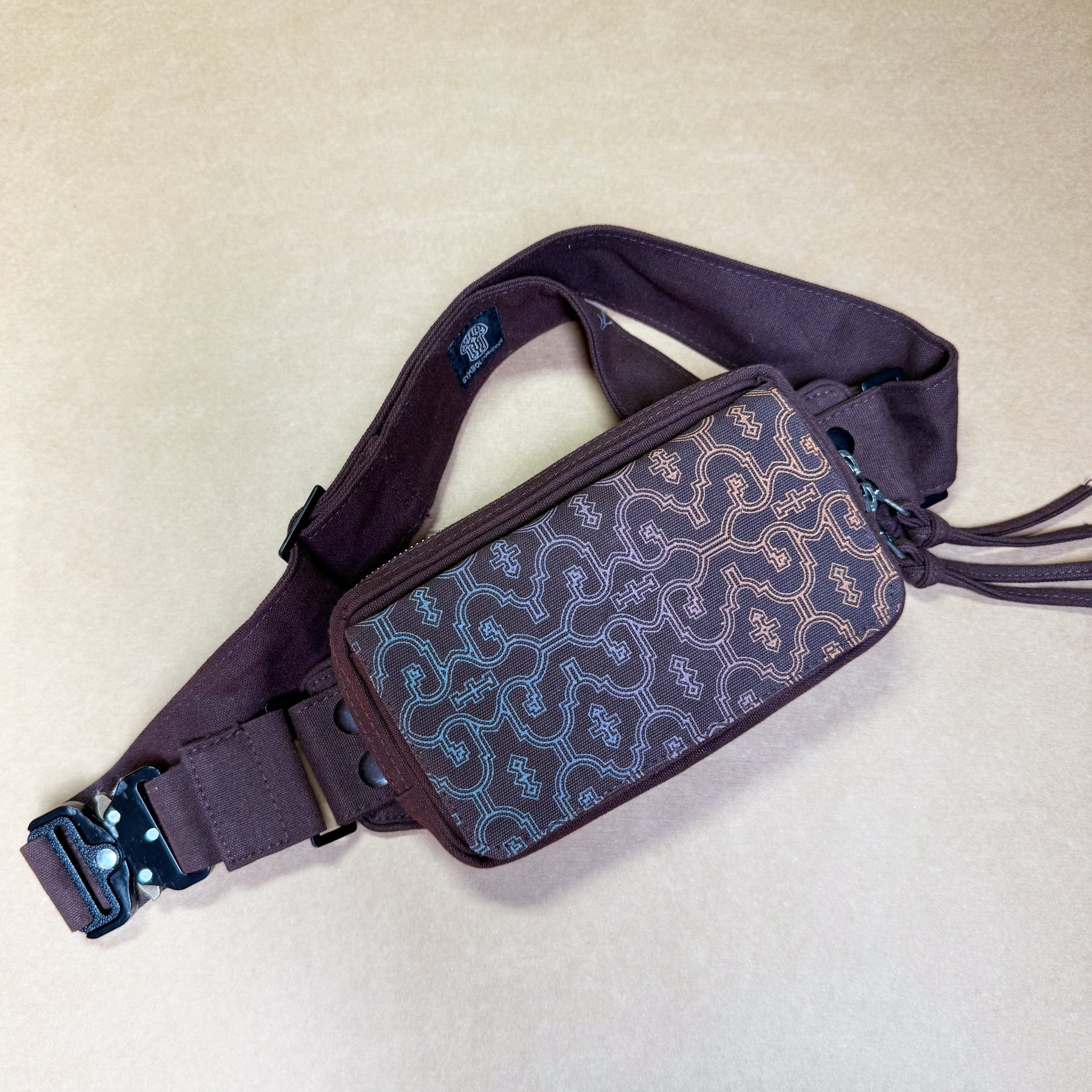 Shipibo Classic Gradient Waist Bag — Magnetic Lid & Tactical Buckle Waist Bag - Detail Close-Up by Symbolika
