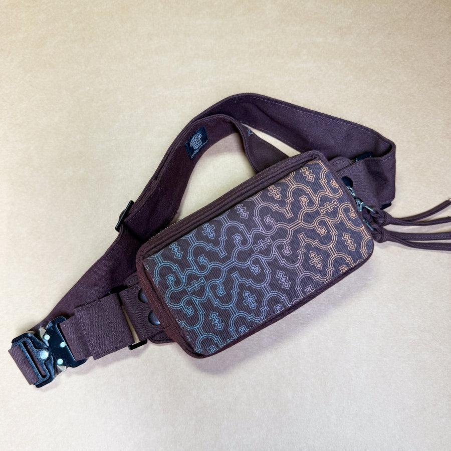Shipibo Classic Gradient Waist Bag — Magnetic Lid & Tactical Buckle Waist Bag - Detail Close-Up by Symbolika
