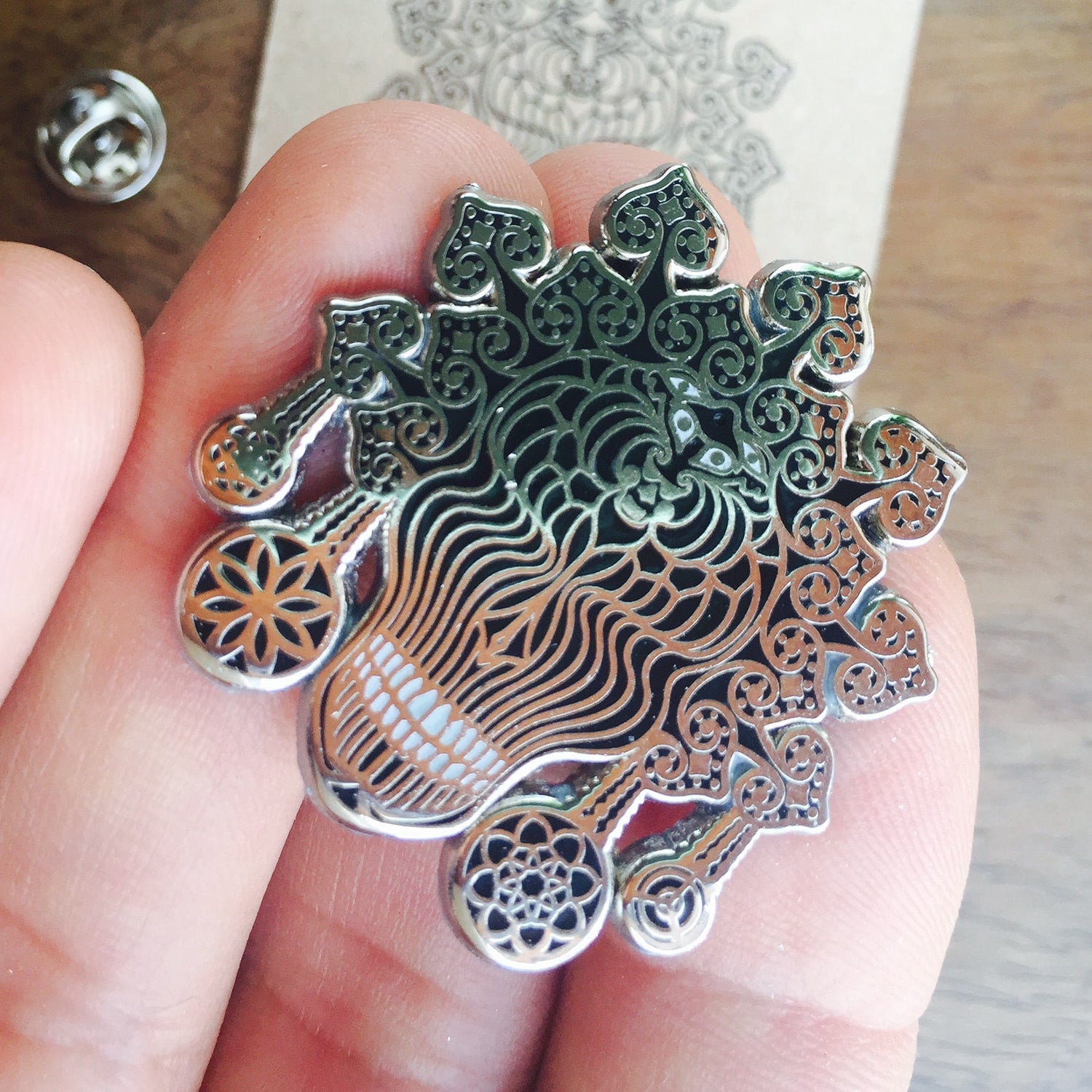 Gulgalta Black Lapel Pin - symbolika