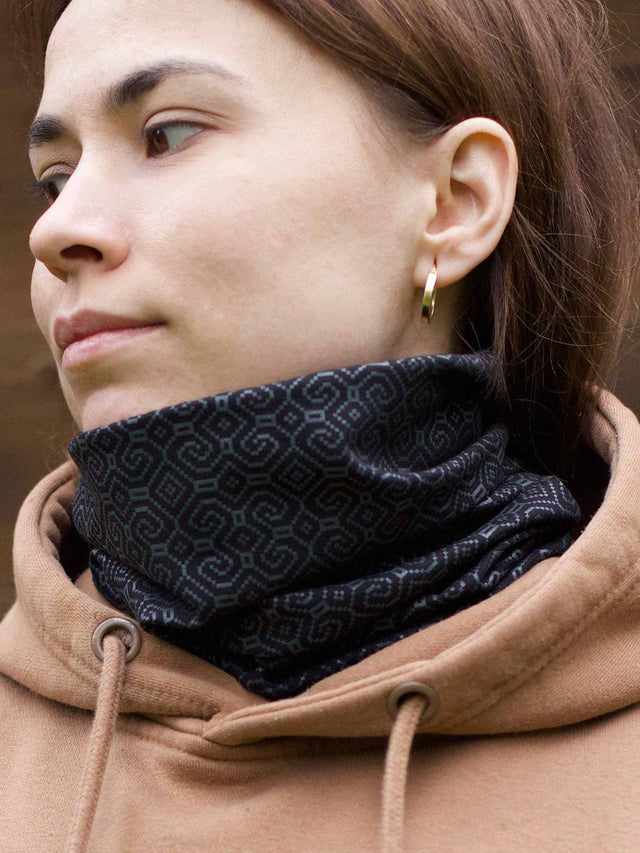 Shipibo-Conibo Glow Neck Gaiter - Black